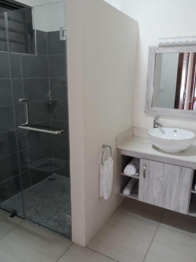 2 Bedroom Flat 15 Mins Walk From Flic En Flac Beach Екстериор снимка