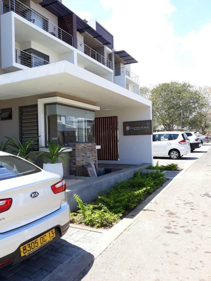 2 Bedroom Flat 15 Mins Walk From Flic En Flac Beach Екстериор снимка