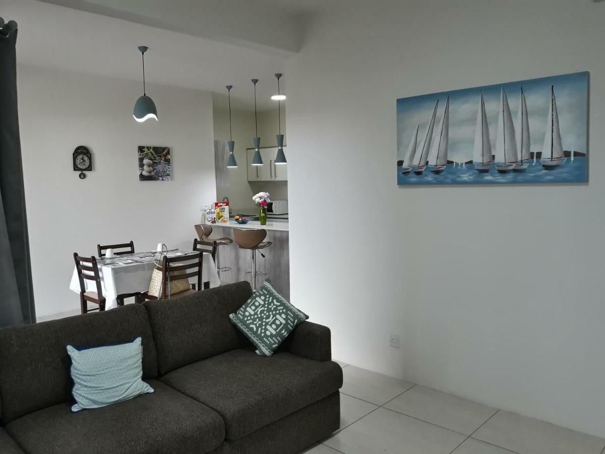 2 Bedroom Flat 15 Mins Walk From Flic En Flac Beach Екстериор снимка